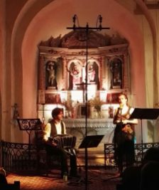 Marcelo Mercadante au bandonéon, Solange Bazely à la lecture autour du bandoneon - Août 2016, Eglise de Fuilla (66) - © Emmanuel Alemany