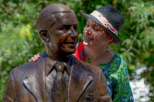 La statue de Carlos Gardel et Solange Bazely, le jour de son inauguration à Toulouse, le 30 juin 2018 © Fred Lemé